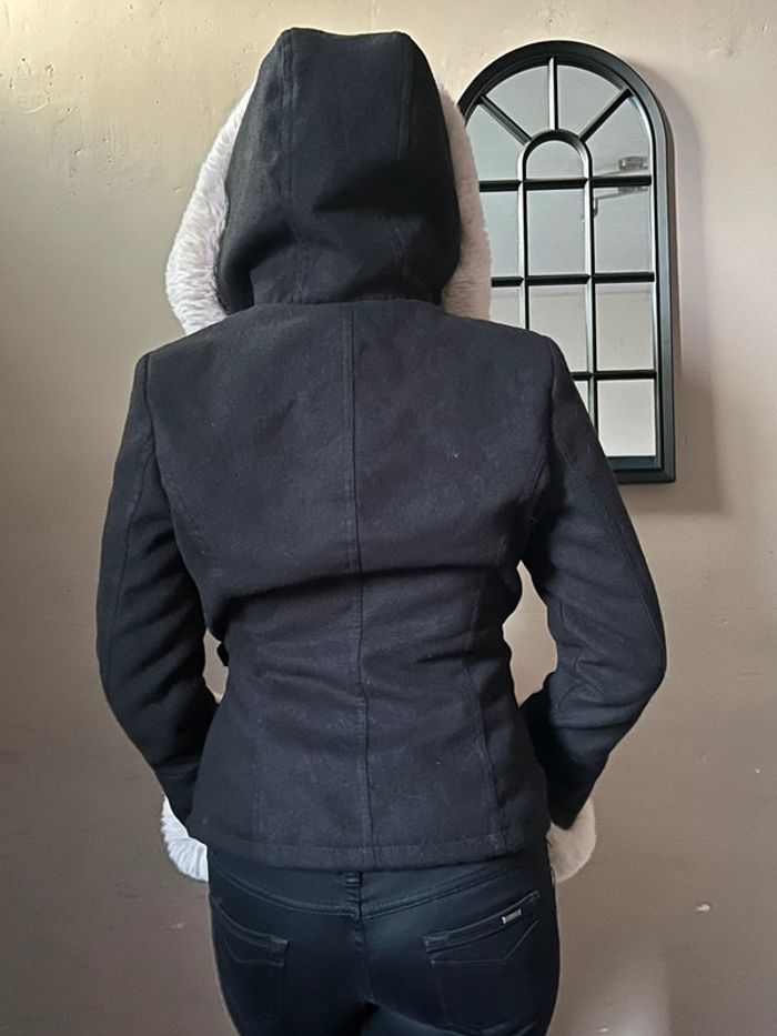 Manteau noir épais court à capuche avec fausse fourrure - photo numéro 4