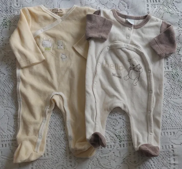 Lot de 2 grenouillères - tout doux, en très bon état, taille 1 mois