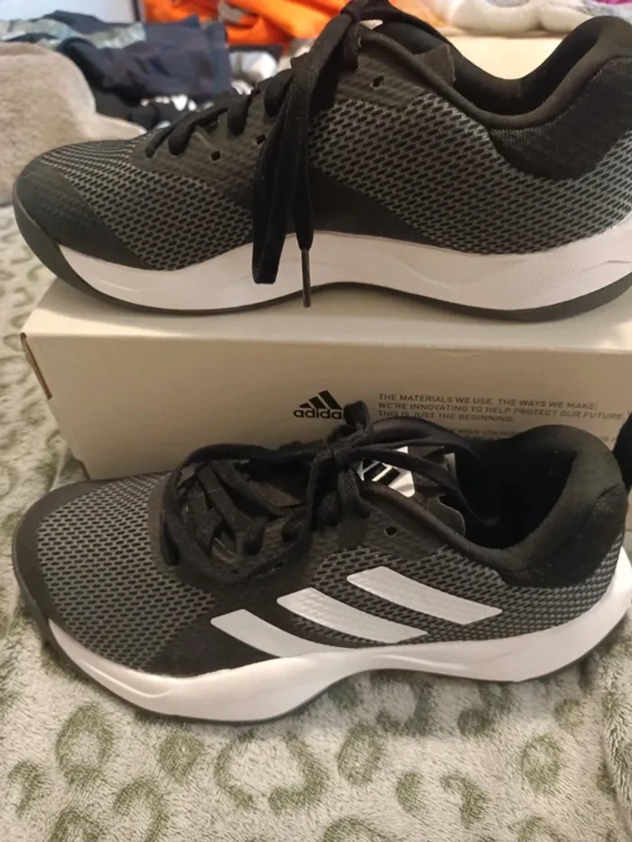 Baskets neuves Adidas training pointure 36 - photo numéro 3