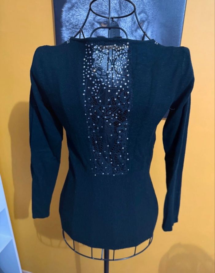 Pull noir élégant – détail strass & dentelle