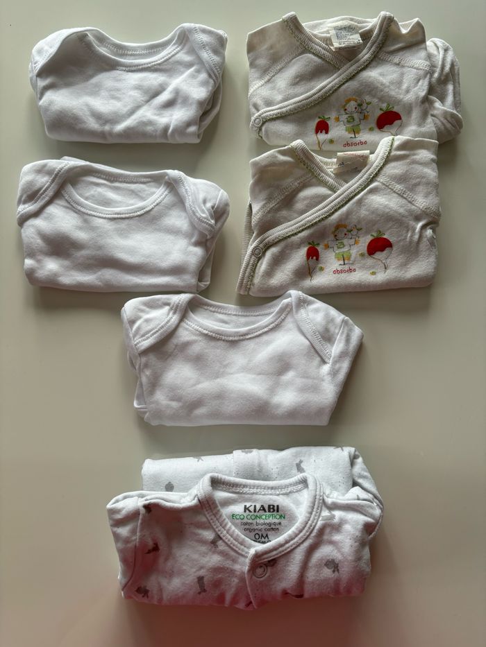 Lots de bodys et 1 pyjama taille naissance