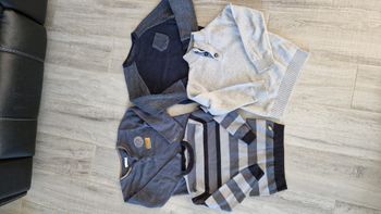 Lot de 4 pulls, taille 5 ans