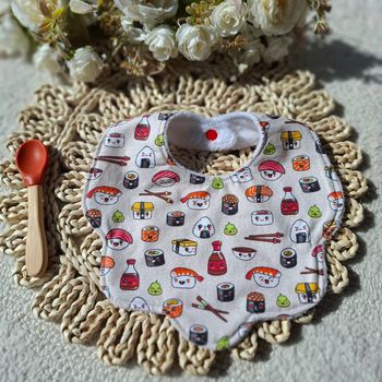 Bavoir forme fleur motifs sushis