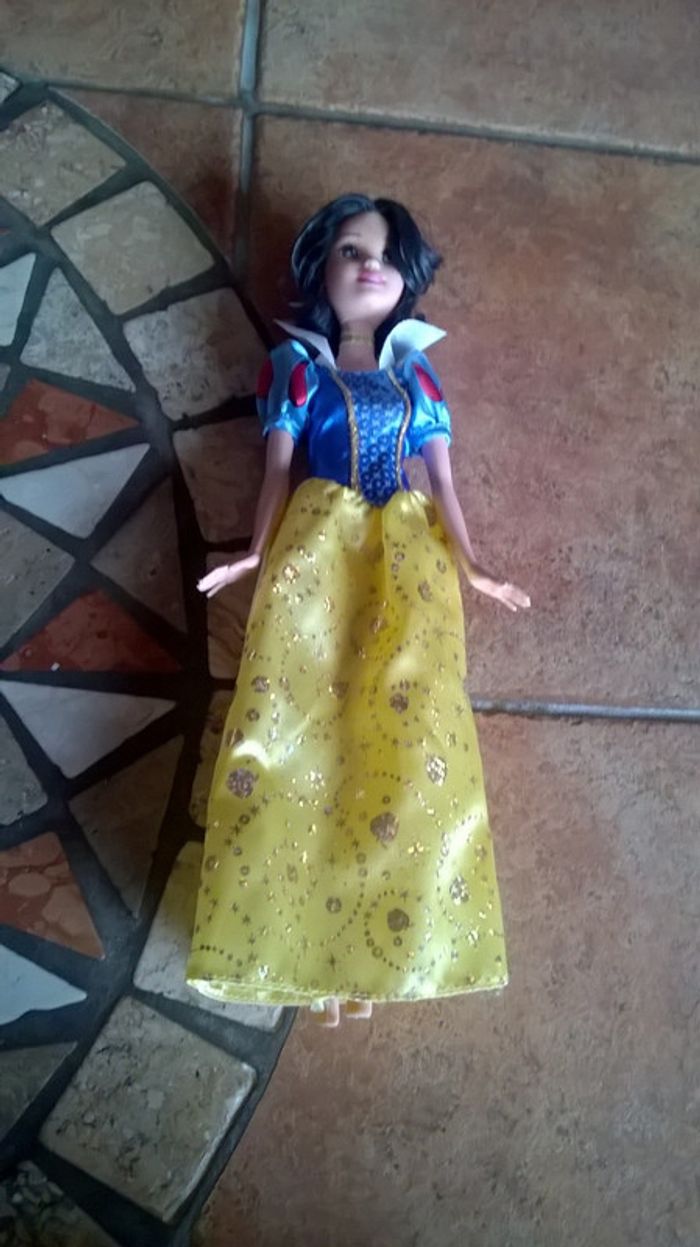 Barbie thème blanche neige DISNEY 27 CM