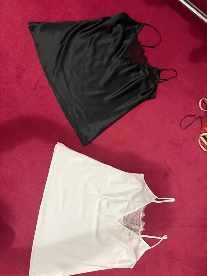 Lot de 2 tops identiques noir blanc Darjeeling 42 satin