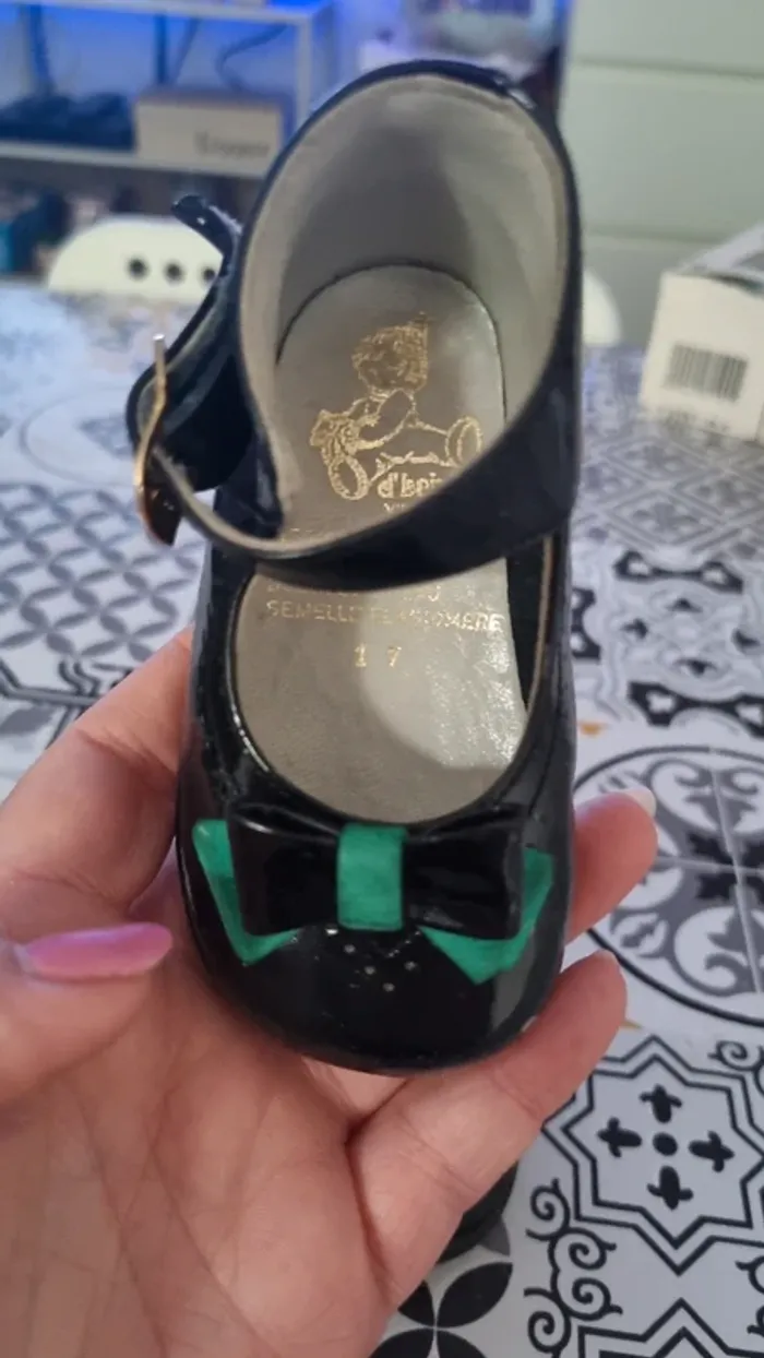Petite chaussure de marché noir avec nœud vert taille 17 - photo numéro 5