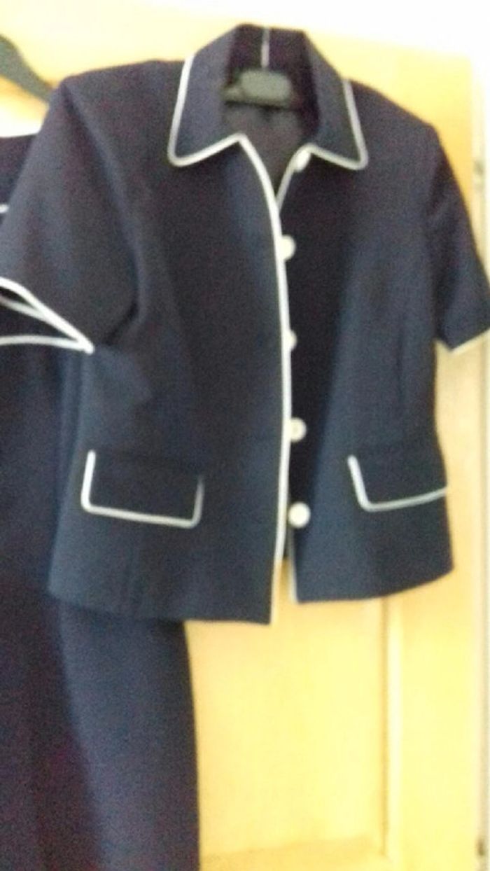 Ensemble robe tailleur cintrée bleu marine liseret blanc taille 40 - photo numéro 3