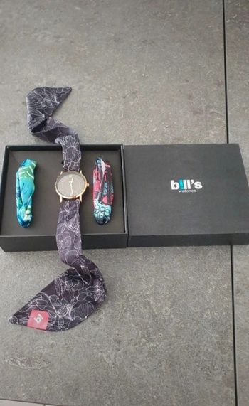 Montre neuve avec 3 bracelets en tissu