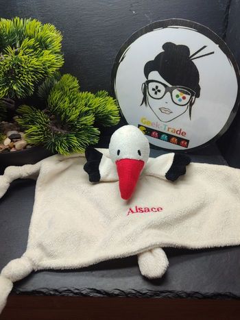 Doudou plat cigogne écru blanche rouge Alsace inware Crème Noir Rouge carré