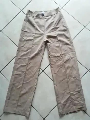 Pantalon à jambes larges Bershka Taille 38.