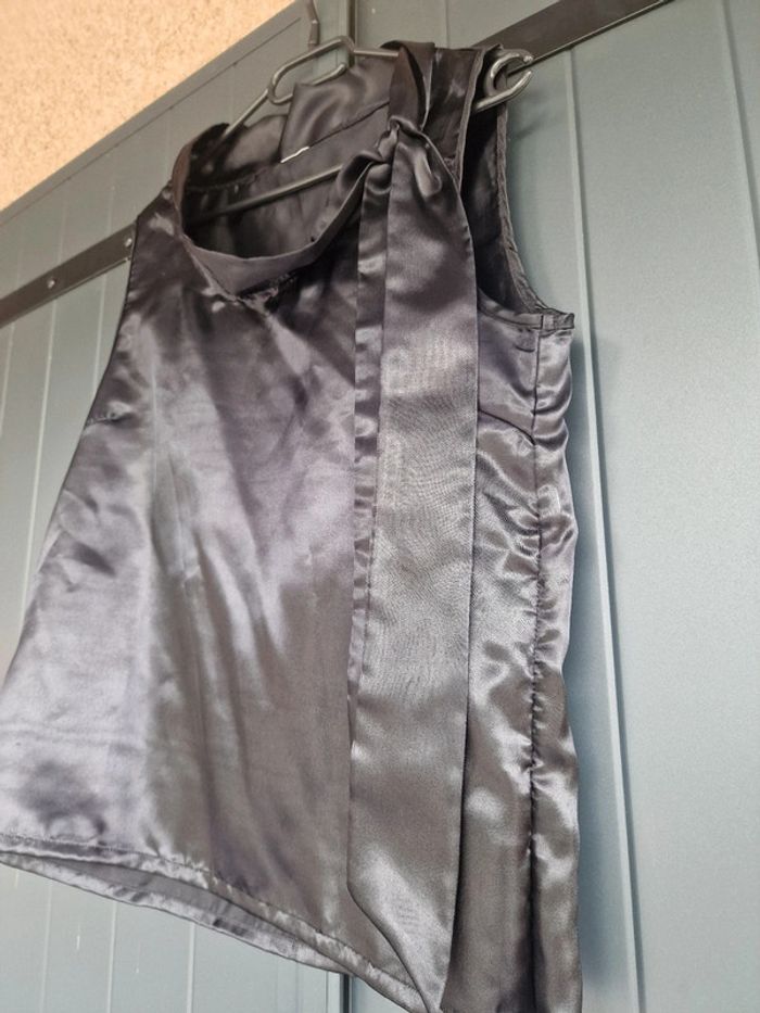 Blouse noire effet satin avec col lavallière - photo numéro 4