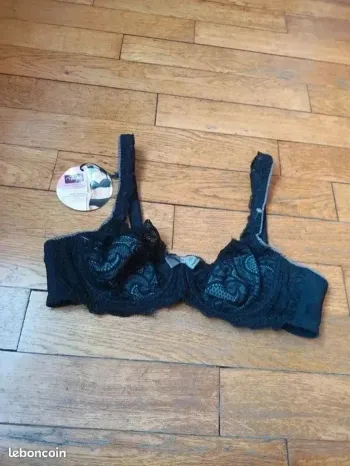 Soutien gorge  neuf playtex 90B en dentelle avec armature noir avec etiquette