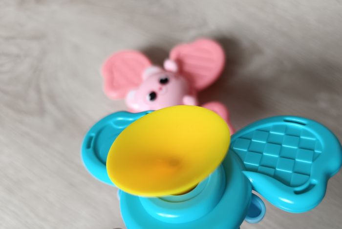 💛🩷🩵 3 Spinners colorés pour bébé .  Toupies avec ventouse se fixe sur la chaise haute ou la baignoire - photo numéro 2