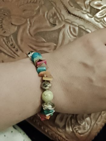 bracelet en perles en plastique et métal multicolores.