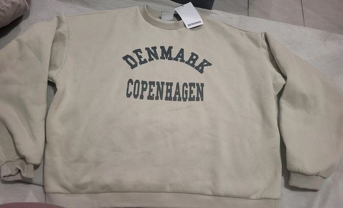 Sweat cropped imprimé universitaire