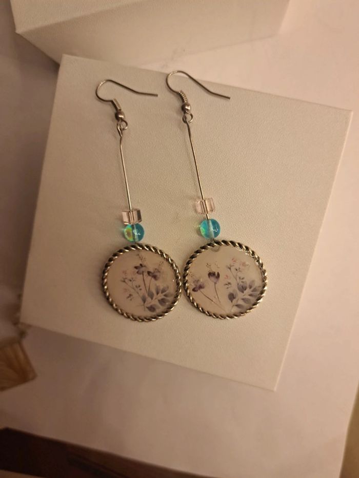 Boucles d'oreilles pendante en résine florale - photo numéro 8