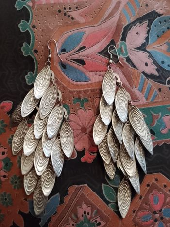 boucles d'oreilles pendantes en métal argenté articulées.