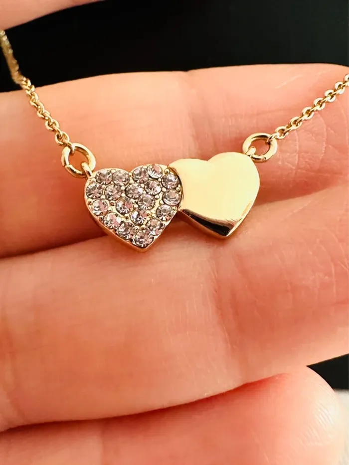 Collier DKNY doré double cœur strass – authentique, raffiné, neuf - photo numéro 7