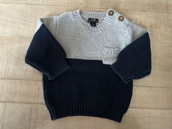 Pull gris et bleu marine