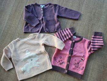 Lot 3 gilets 12 mois en très bon état