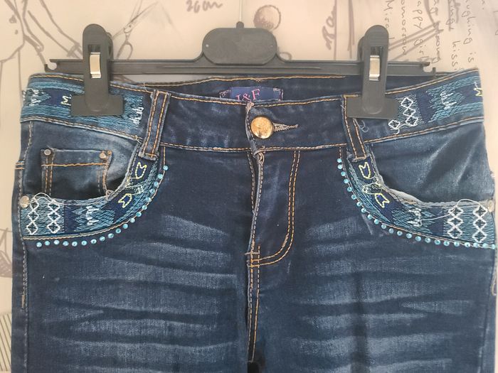 Exceptionnel jean brodé a pailletes. Taille 12 ans - photo numéro 3