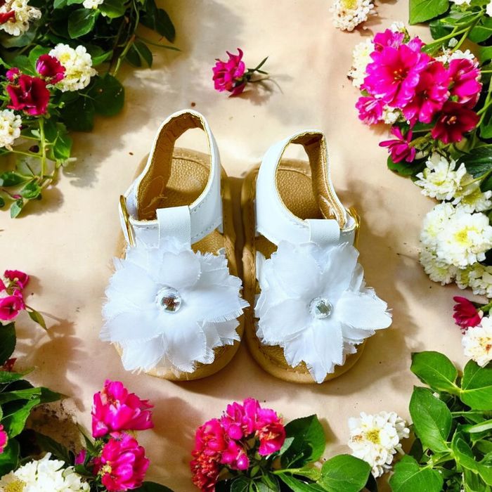Sandalettes blanches taille 19