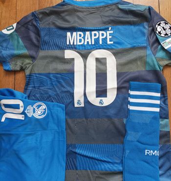 Kit bleu Mbappe entraînement taille 14 ans modèle 2026