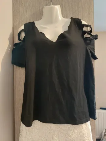 Haut noir à bretelles originales – Taille L