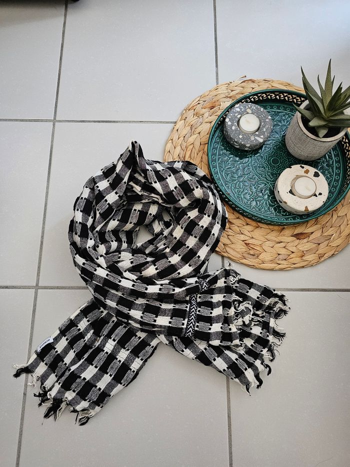 Foulard noir et blanc - photo numéro 2