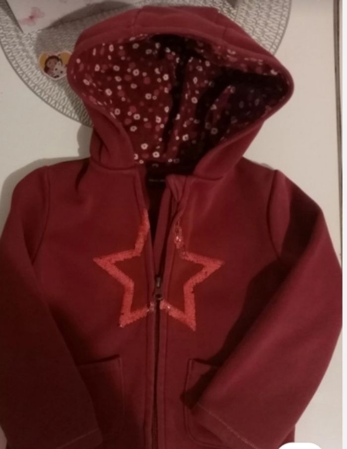 Sweat zippé à capuche  4 ans