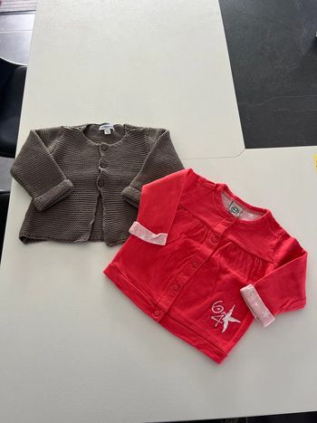Lot de deux gilets 64 et Vertbaudet 6 mois