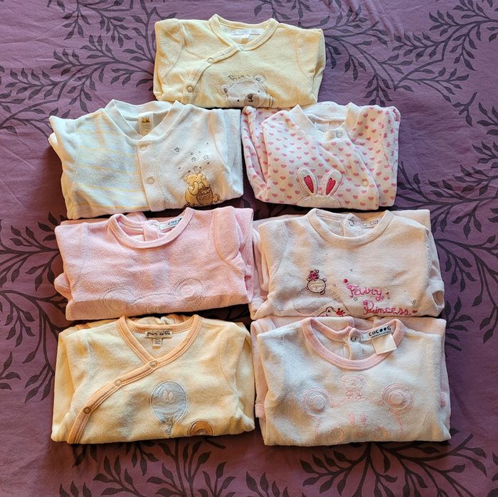 Lot de 7 pyjamas en velours (grenouillères)