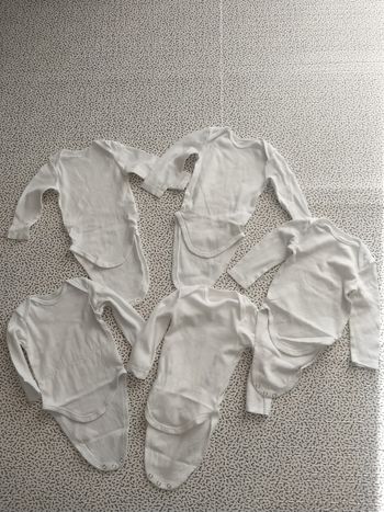 Lot 5 bodies bébé manches longues C&A