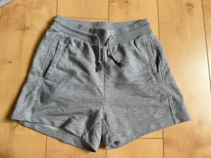 short gris clair Adidas taille S