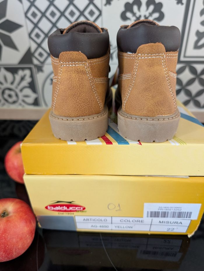 Bottines garçon. Taille 22. Neuf - photo numéro 2