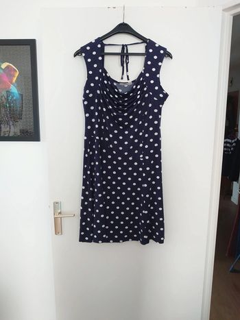 Jolie robe à pois avec col bénitier