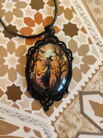 Médaillon collier gothique sorcière