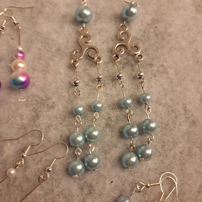 Boucles d'oreilles pendante avec perles nacré multicolore - photo numéro 6