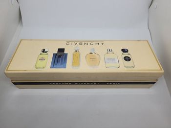 Coffret de miniatures de parfums pour collection GIVENCHY