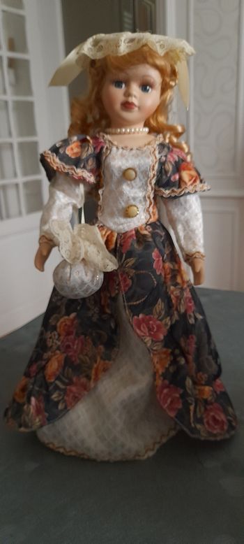 Poupée en porcelaine