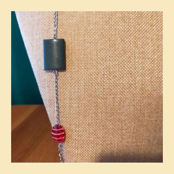 Collier long chaîne argentée et perles fantaisie rouges et grises - photo numéro 2