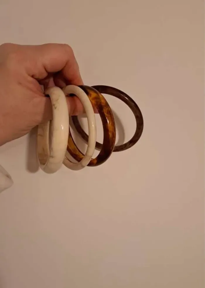 Ensemble de 4 bracelets en résine - Neufs