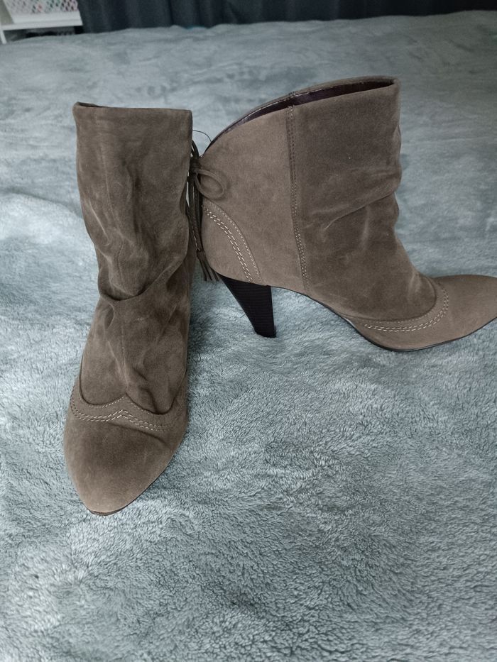 Bottines à talons en daim gris– style western chic - photo numéro 6