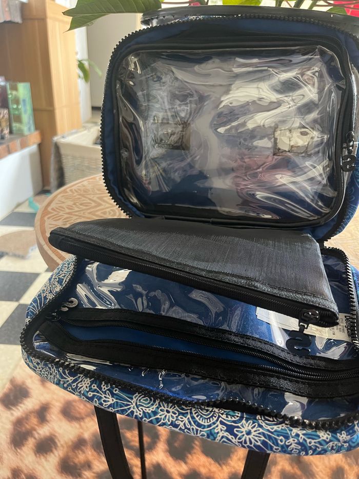 Trousse de maquillage Desigual neuf - photo numéro 3