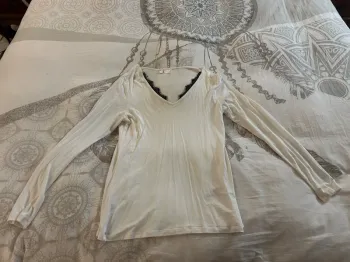 Haut manche longue blanc dentelle noir au col