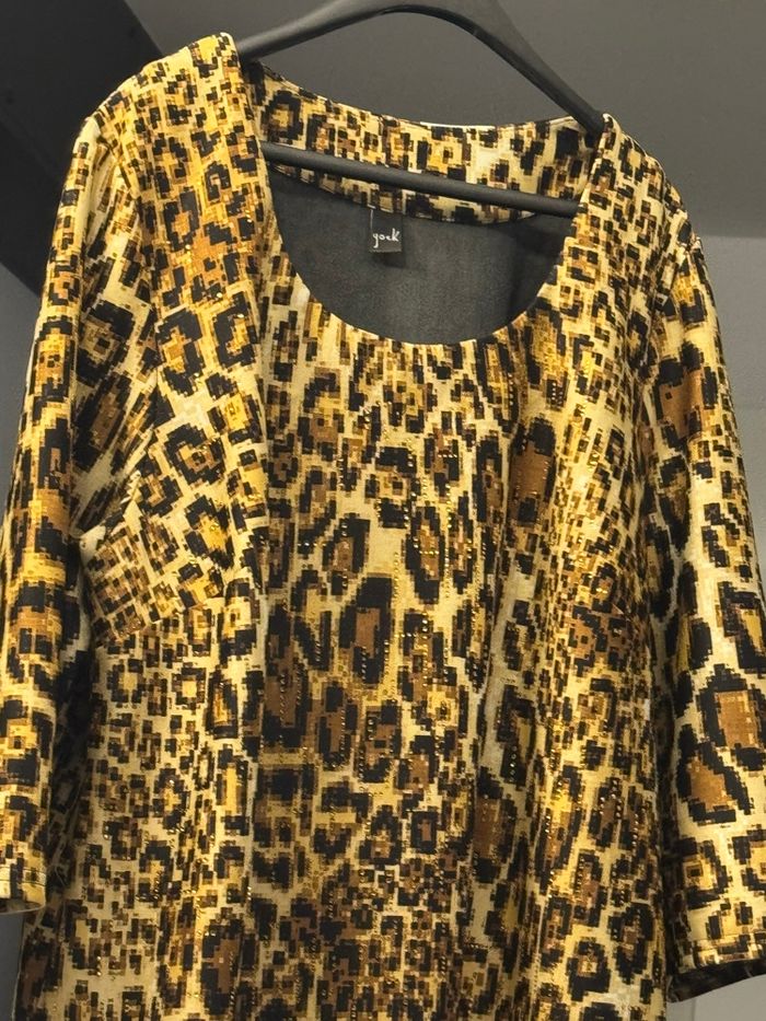 Pour les fêtes, cette superbe tunique, très tendance léopard et dorée