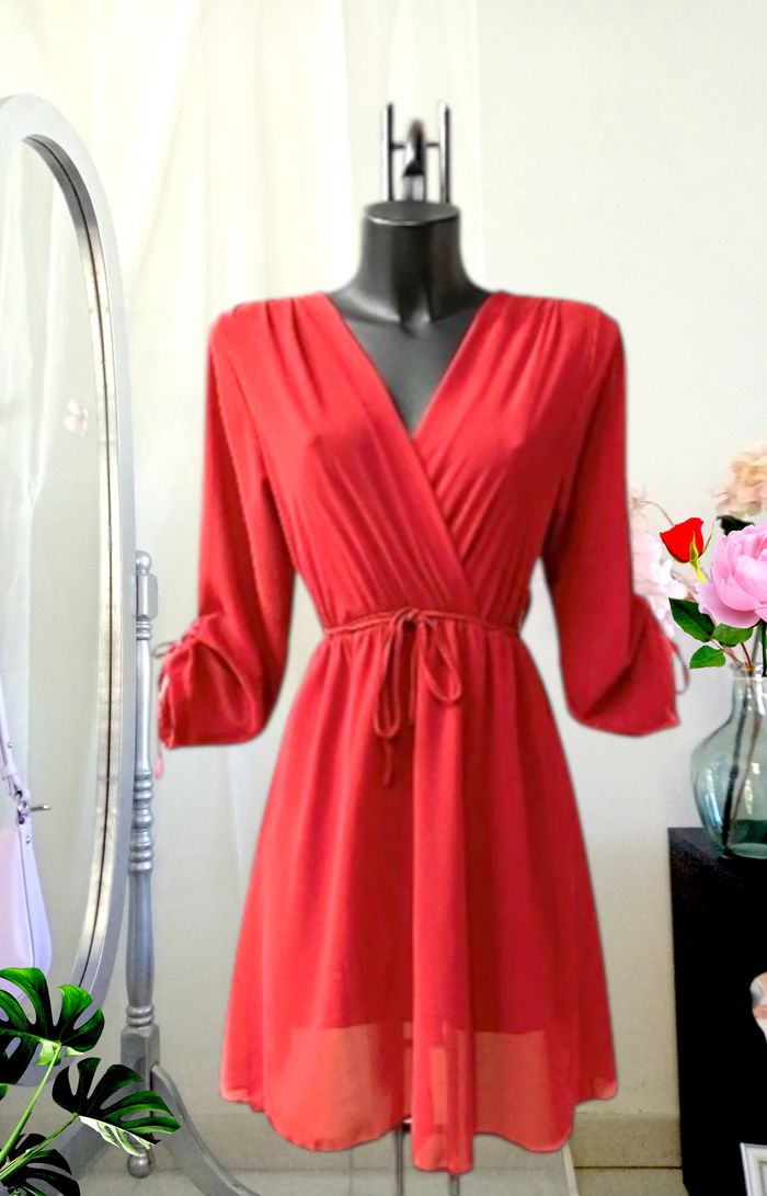 Robe rouge manches réglables