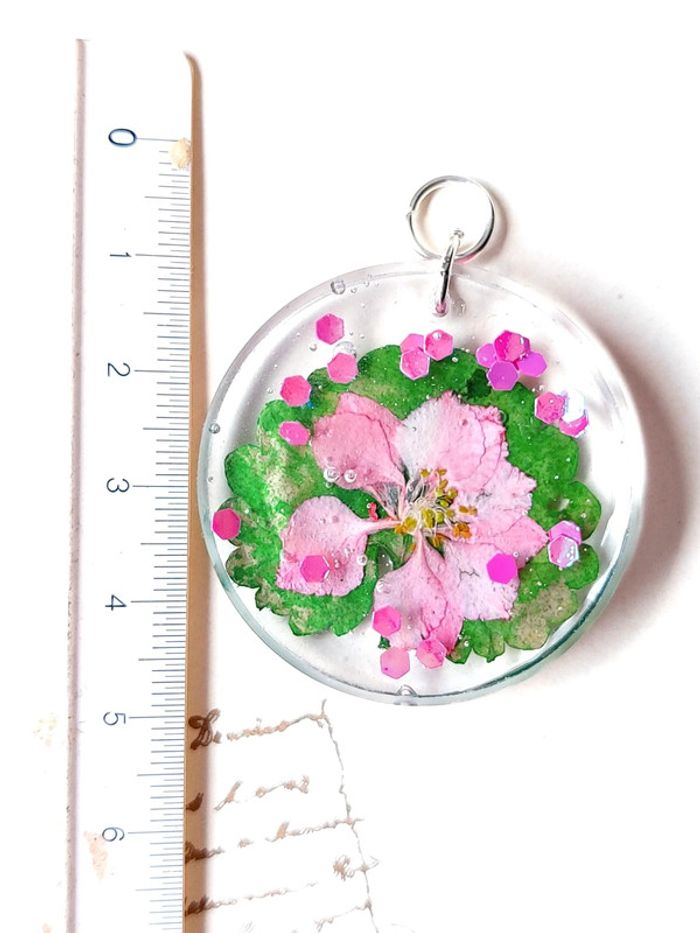 Magnifique pendentif en résine vert et rose - photo numéro 4