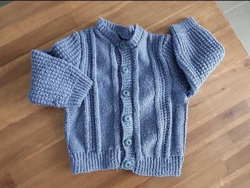 Gilet à boutons tricoté main bleu 12 mois
