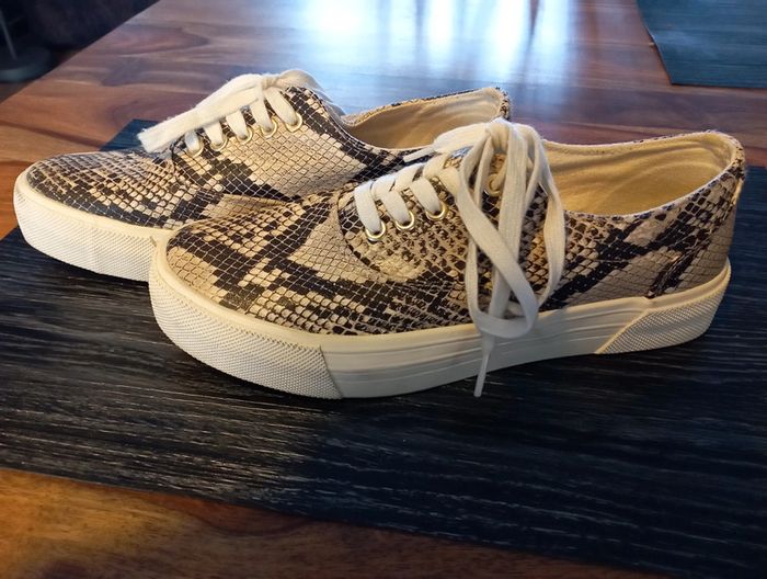Sneakers motif serpent